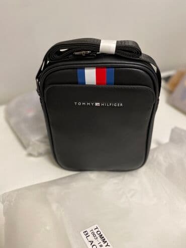 женскую дорожную сумку на колесах: Стильная сумка-мессенджер Tommy Hilfiger черного цвета с регулируемым — 3