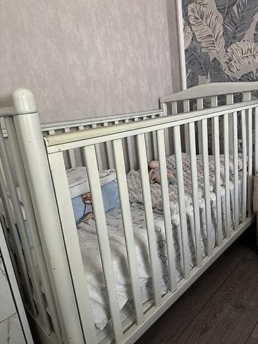 Детская деревянная кроватка классического дизайна. - Материал: массив