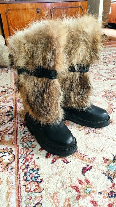 женские зимние сапоги из натуральной кожи и меха: Зимние сапоги. Размер примерно 39-40. Шили на заказ. Натуральный мех — 4