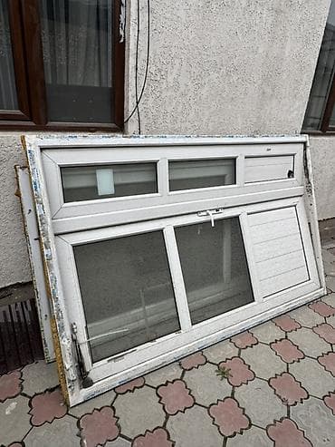 Продаю пластиковые белые двери с двойным открыванием есть 2 шт