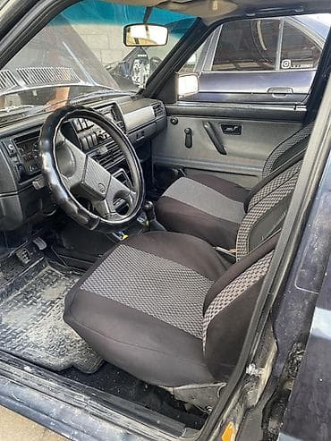 Унаа: Volkswagen Golf: 1990 г., 1.8 л, Кол менен иштөөчү, Бензин, Хетчбек — 4