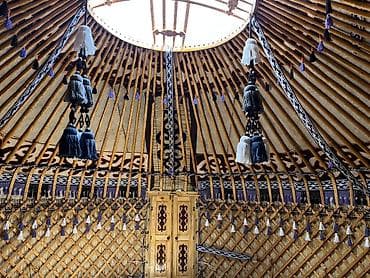 Юрты: Традиционная юрта с прочным деревянным каркасом и войлочным покрытием — 10