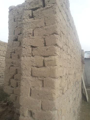 Саманный недостроенный хозблок/постройка из глиняного кирпича (саман)