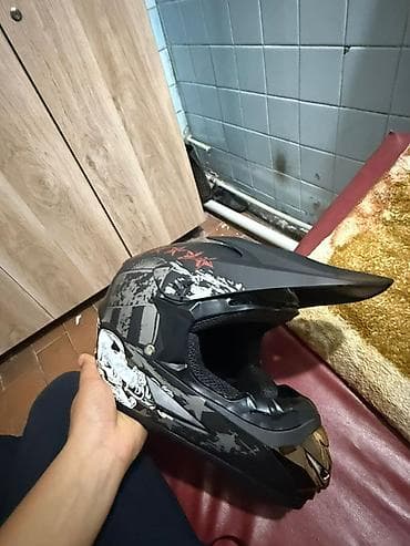 Шлемдер: Мотошлем кроссовый/эндуро с козырьком, графика в стиле гараж/скелет — 2