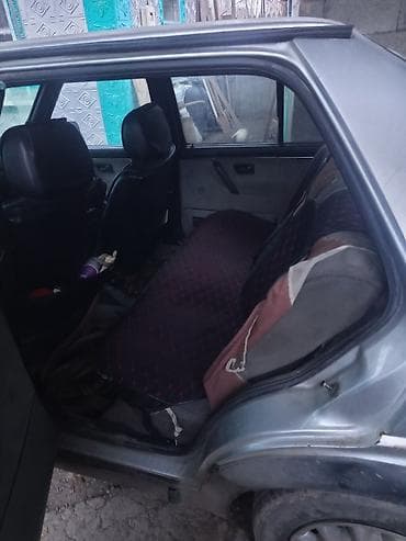 колёса на авто: Автомобиль седан, серебристый цвет, 4 двери. Основные особенности: - — 2