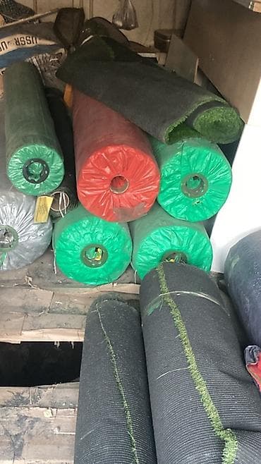 искуственное: Искусственная трава в рулонах Описание: - Покрытие рулонного типа — 1