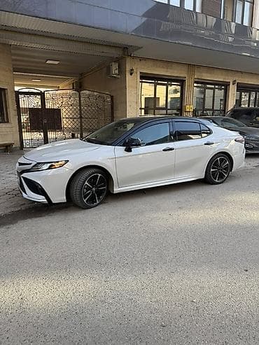 Toyota Camry: 2022 г., 2.5 л, Вариатор, Гибрид, Седан
