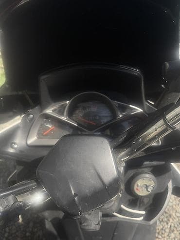 трехколесный мотороллер муравей: Скутер/мопед городского класса, бело‑черный, с высоким тонированным — 4