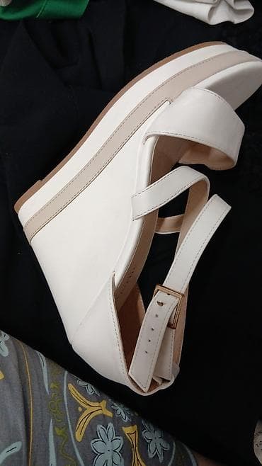 крокс шлепки: Женские сандалии на танкетке Faberlic( маломерки) - Цвет — 1