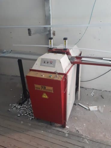 продам оборудование для производства пластиковых стаканчиков: Продаю станок для производства пластиковых окон - штапикорез (турция) — 1