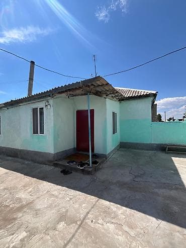 Үйлөр: Срочно продается дом в городе Токмок. Площадь дома — 102 м². Площадь — 4
