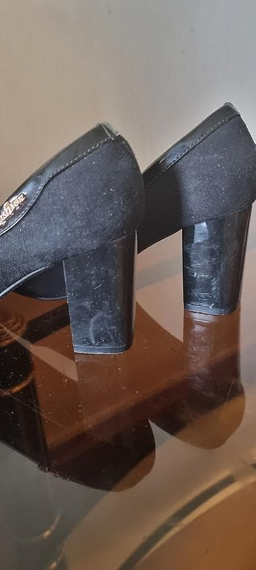 Туфли: Туфли бу 37 размера
цена по 500 сом каждая пара — 4