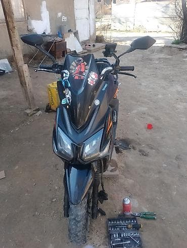 Скутер спортивного стиля, черный с оранжевыми графическими вставками — 2