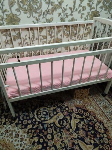 Продаю детскую кроватку,натуральное дерево,на колёсиках.Производство