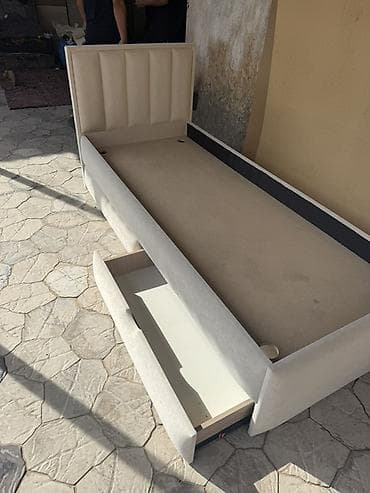 раскладушка двуспальная: Узкая односпальная кровать с мягким изголовьем и выкатным ящиком для — 3