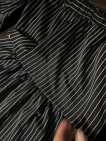 с открытыми плечами: Платье в черную тонкую вертикальную полоску. - Модель: свободного — 9