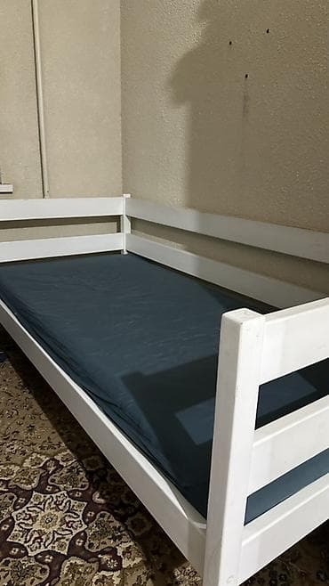 банкетка со спинкой: Односпальная кровать-диван из массива дерева,(сосна)окрашенная в белый — 1