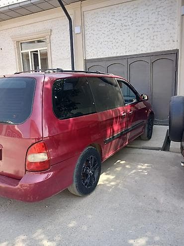 корейские минивэны: Kia Carnival: 2000 г., Минивэн — 1
