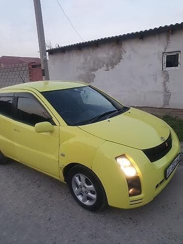 Продам компактный праворульный хэтчбек ярко‑жёлтого цвета. 2003год