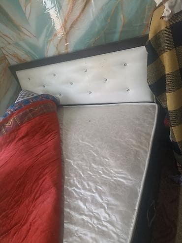 Офисная мебель: Кровать двуспальная + матрас, обогреватель и деревянный стол - — 3