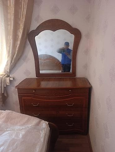 Уктоочу бөлмө гарнитурлары: Спальный гарнитур в классическом стиле, массив/МДФ в тёплом тоне ореха — 3