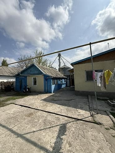 одна комната: 🏡 Продаётся жилой дом с хозяйственным двором 📍 Участок — 10 соток 💧 — 2