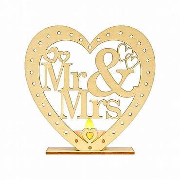 свадебный фотограф: Деревянный декор «Mr & Mrs» со свечой Красивый свадебный декор в — 1