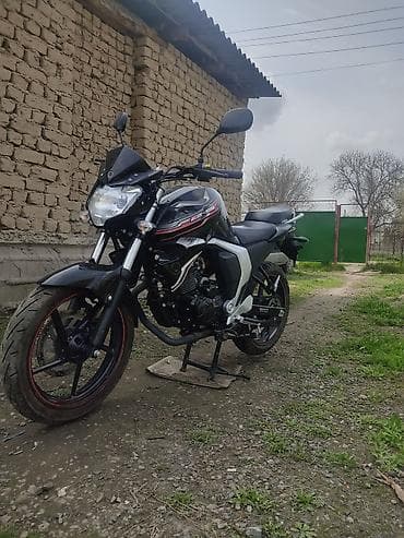 400 куб: Мотоцикл класса нейкед, черный с красными акцентами. Основные — 1