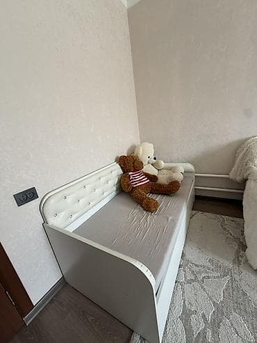 Детская кровать-диван, белая, со спинкой и боковыми бортиками
