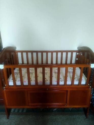 исфана мебел: Детская кроватка из массива дерева с классическими вертикальными — 1