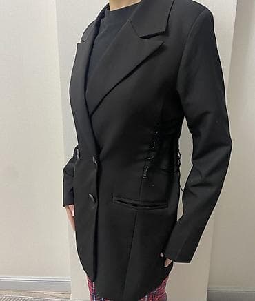 женский куртка: Черный женский пиджак с регулируемой шнуровкой по бокам. Размер S/M — 2