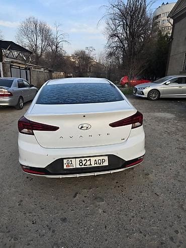 sprinter cdi: Белый 4-дверный седан класса C с динамичным профилем и покатой линией — 7