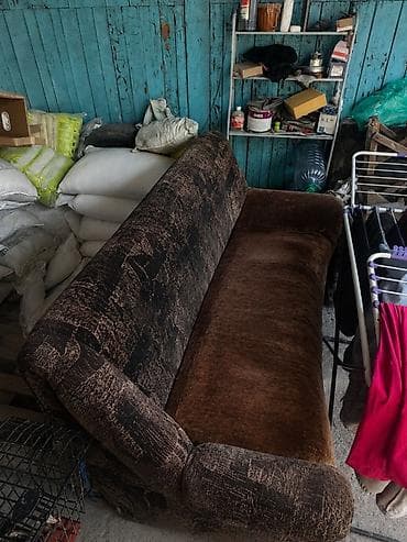 угль: Диван трёхместный, классическая форма с высокими подлокотниками и — 1