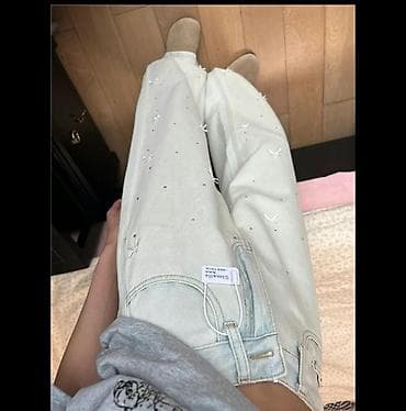 джинсы мом: Джинсы женские, светлый деним с декоративными элементами: - Пастельный — 2