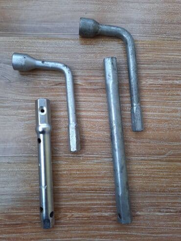 набор рожковых ключей: Продаю балонные ключи два в одном.Свечные и балонник.На мерседес w124 — 2