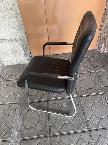 Стул офисный с подлокотниками 
1 стул 500 сом