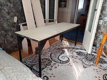 Кушетка для мастеров салона красоты. Размеры примерно: 70см. Прочная — 2