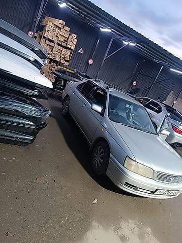 e class: Седан серебристого цвета, 4 двери, праворульная компоновка. Кузов — 2