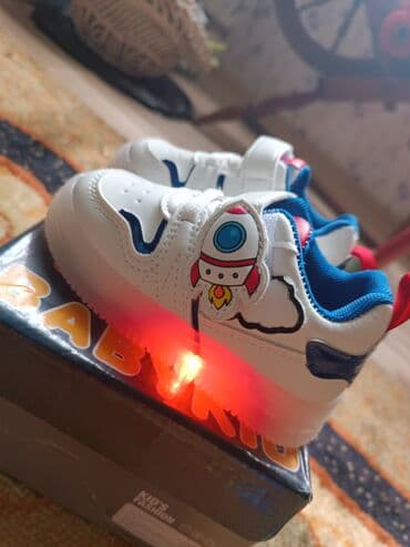 размер 28: Продам кроссовки Абсолютно новые на мальчика (22размер) Подошва — 2