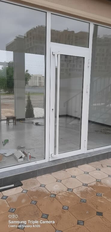 терезе эшик бу: Стеклянная дверь белого цвета, оснащенная двумя вертикальными ручками — 1