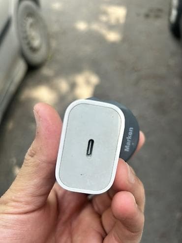 Зарядник в отличном состоянии оригинал Apple IPhone 300 сом без шнура