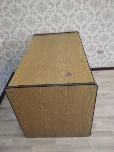 Скидка письменный стол продается. В переднем есть шкафчик с 2 мя
