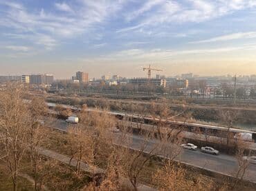 срочно продаётся 1 комнатная квартира в районе ошского рынка по улице кенсуйская: 1 бөлмө, 34 м², 106-серия, 7 кабат, Эски ремонт — 1