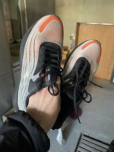 линиг кроссовки: Мужские кроссовки с черной подошвой и верхом из дышащей сетки. Модель — 1