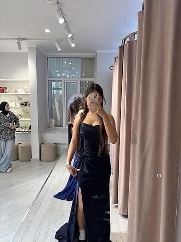 длинные вечерние платья в пол: Вечернее платье в пол, цвет — глубокий тёмно‑синий с деликатным — 2