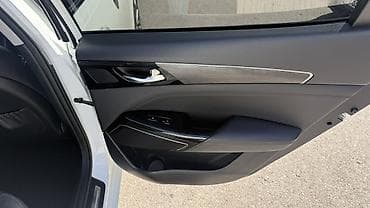 спидометор: Салон автомобиля бизнес-класса с современным оснащением. Основные — 6