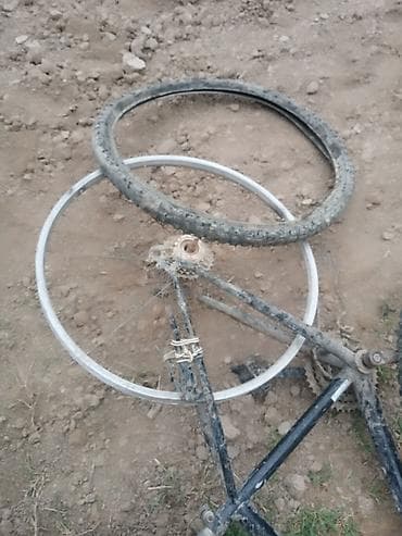 Велозапчасти: Представлена рама велосипеда черного цвета, частично разобранная, с — 5