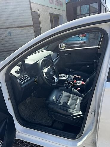 диспы: Седан белого цвета с просторным салоном и большим багажником — 3