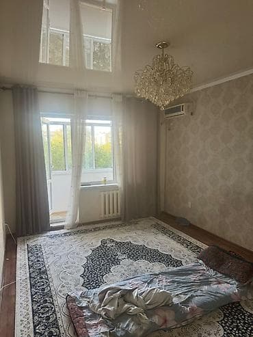 Сдаётся светлая комната с высоким потолком и выходом на застеклённый