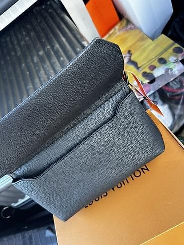 Сумкалар: Сумка Louis Vuitton, черная, из текстурированной кожи. Компактный — 3